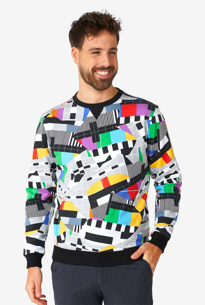 Man wearing retro TV-testscreen multi-color sweater