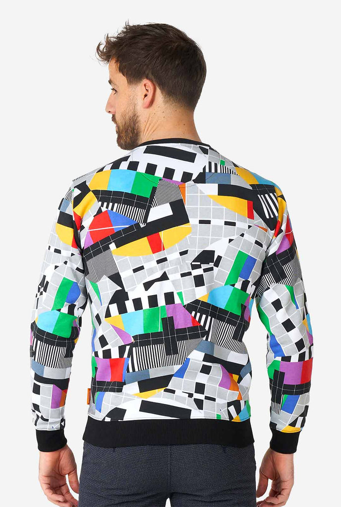 Man wearing retro TV-testscreen multi-color sweater