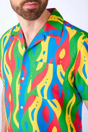 Man wearing colorful summer set, consisting of shirt and shorts.